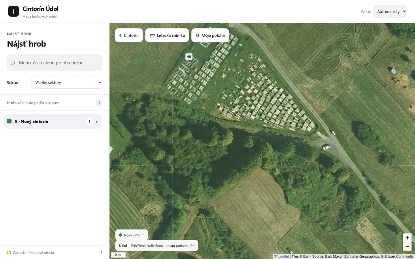 Verejná mapa cintorína v Údole na počítači: vyhľadávanie hrobu vľavo, letecká mapa so zakresleným hrobom vpravo