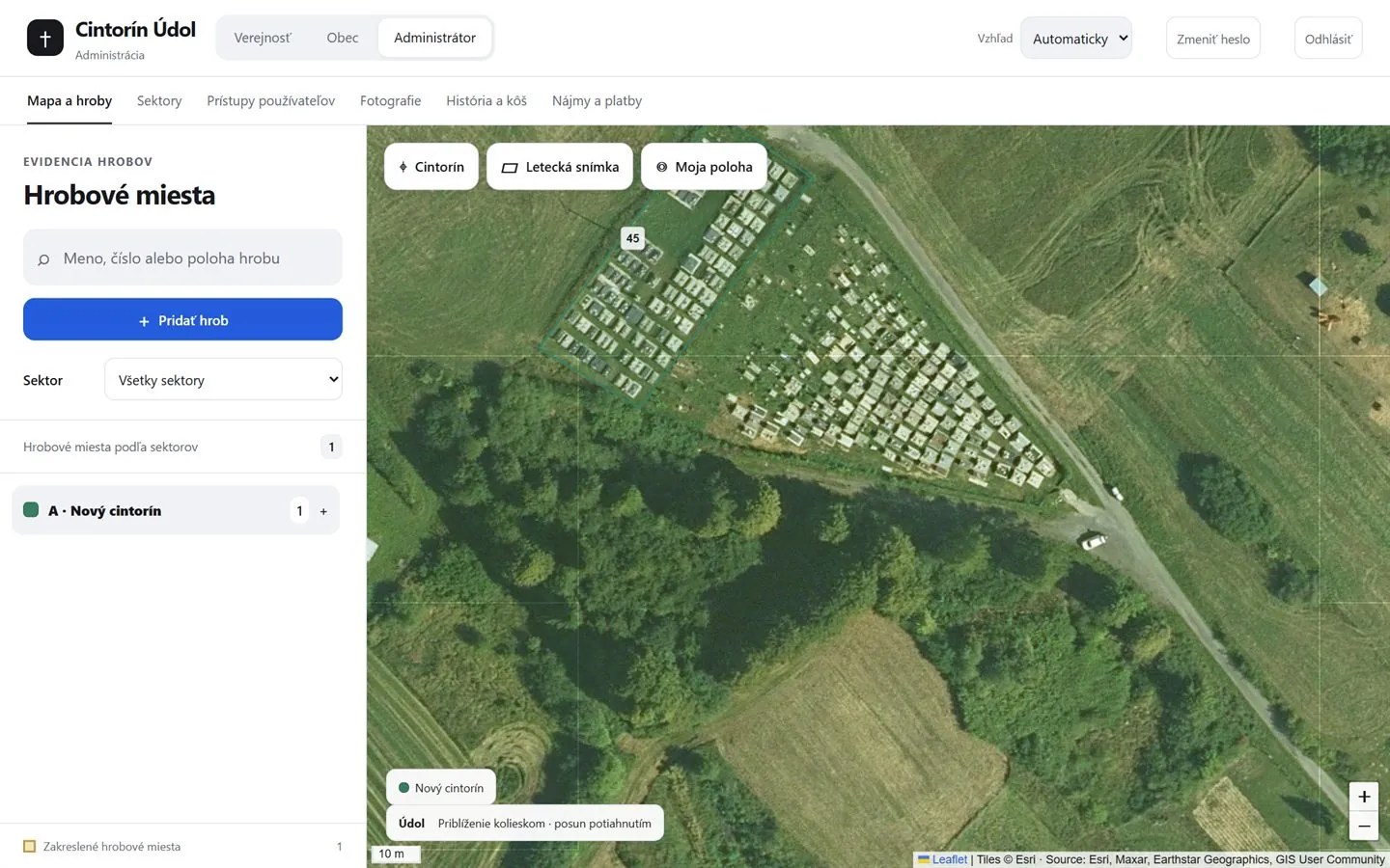 Správa cintorína: zoznam hrobových miest podľa sektorov vedľa leteckej mapy so zakreslenými hrobmi